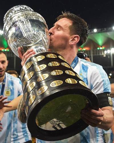 Lionel Messi kissing the Copa América trophy