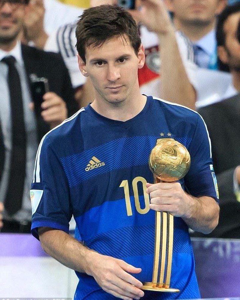 Lionel Messi holding the Golden Ball trophy after the 2014 World Cup Final
