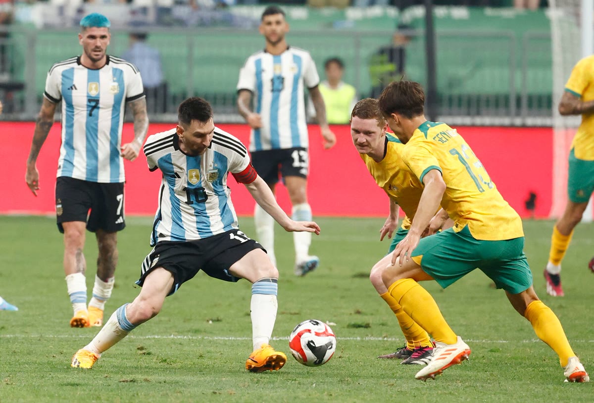 Lionel Messi dribbling at Australian defenders in Beijing