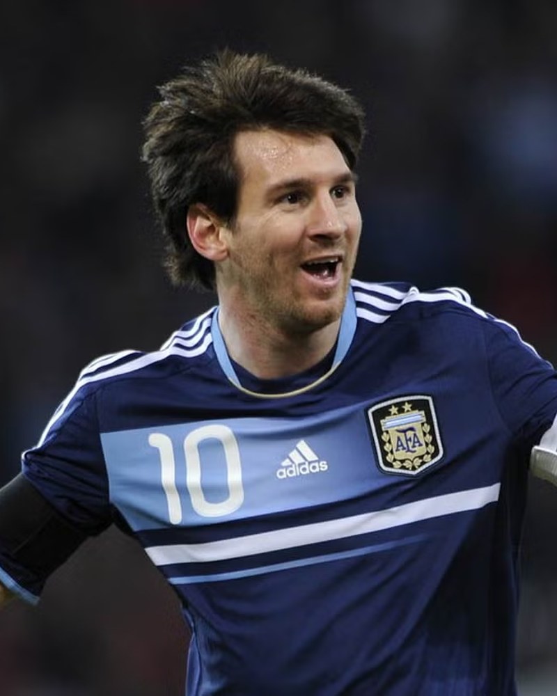 Lionel Messi celebrating a goal in Argentina's navy away shirt